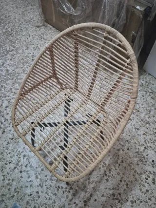 Silla de terraza mimbre beige y patas negras