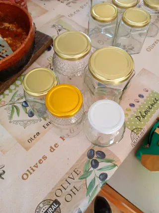 Botes de miel vacíos con tapa dorada