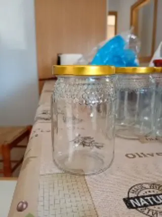 Botes de miel vacíos con tapa dorada