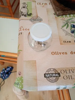 Botes de miel vacíos con tapa dorada