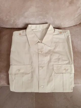 Camisas de color caqui