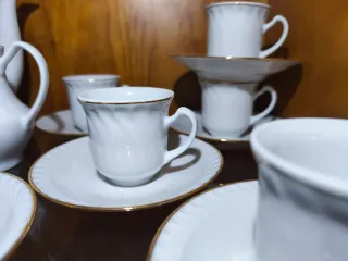 Juego de café de porcelana blanco y dorado