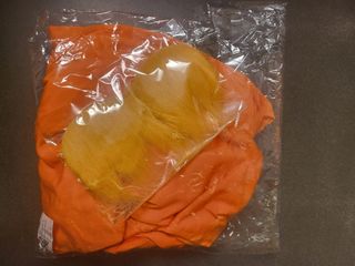 Disfraz naranja completo con bigote y cejas