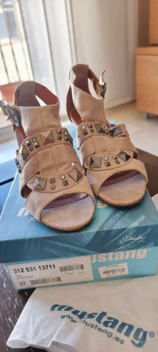 Sandalias Mustang Beige Tachuelas