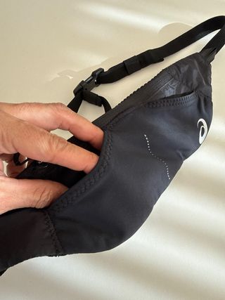 Riñonera ASICS negra