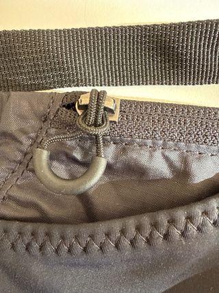 Riñonera ASICS negra