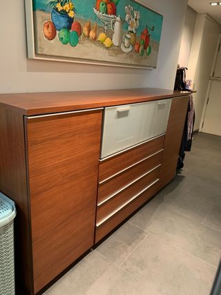 Credenza in legno e vetro in buone condizioni