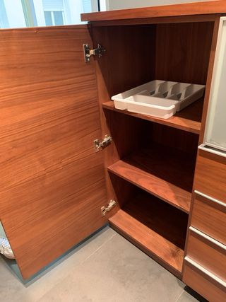 Credenza in legno e vetro in buone condizioni