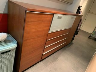 Credenza in legno e vetro in buone condizioni
