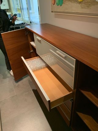 Credenza in legno e vetro in buone condizioni