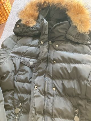 Plumas negro con capucha y pelo