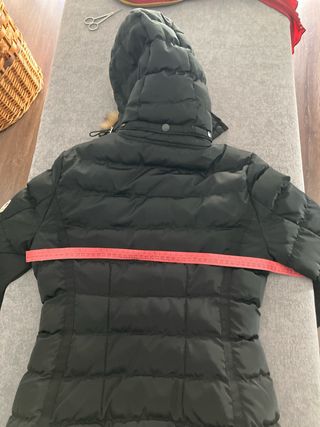 Plumas negro con capucha y pelo