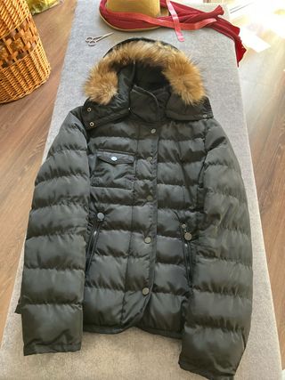 Plumas negro con capucha y pelo