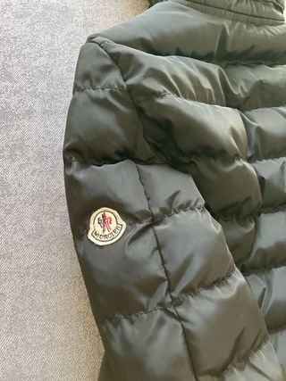 Plumas negro con capucha y pelo