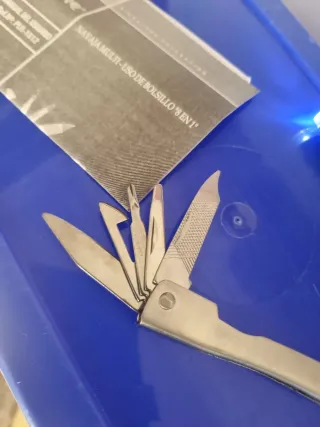 Herramienta multiusos con linterna LED