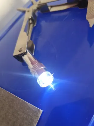 Herramienta multiusos con linterna LED