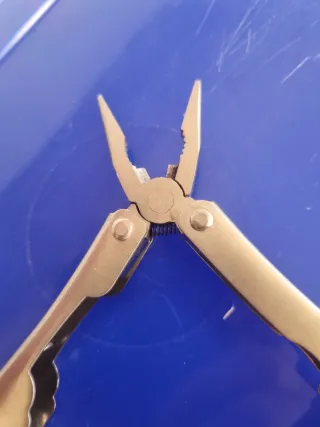 Herramienta multiusos con linterna LED