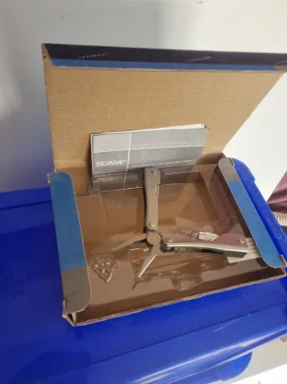 Herramienta multiusos con linterna LED