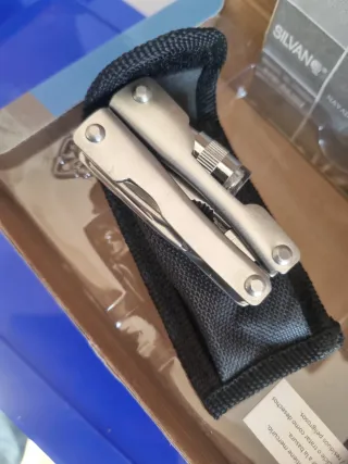 Herramienta multiusos con linterna LED