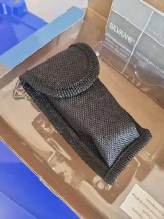 Herramienta multiusos con linterna LED