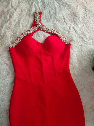 Vestido rojo con pedrería