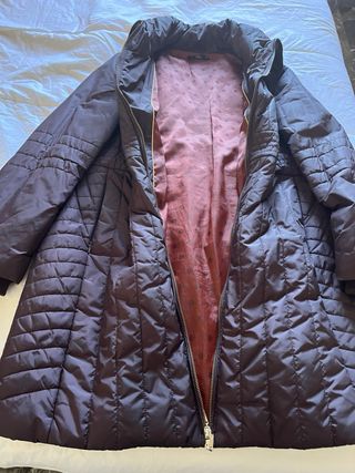 Abrigo acolchado Yera color berengena detalles dor