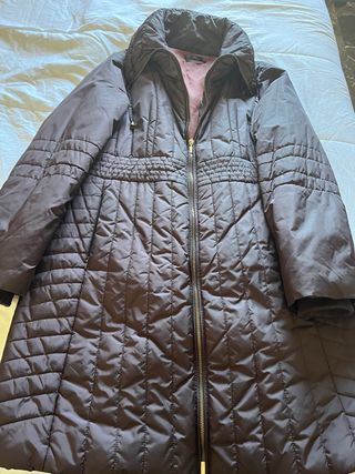 Abrigo acolchado Yera color berengena detalles dor