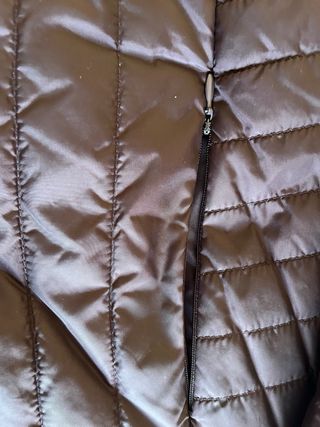 Abrigo acolchado Yera color berengena detalles dor