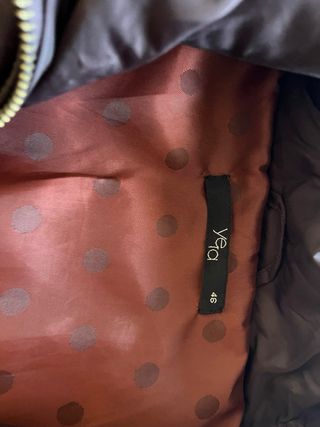 Abrigo acolchado Yera color berengena detalles dor