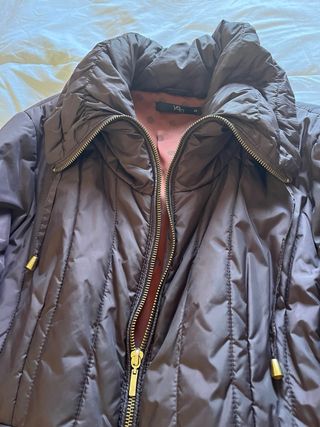 Abrigo acolchado Yera color berengena detalles dor