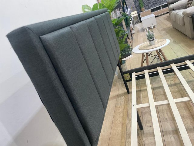 Cama moderna con cabecero acolchado, resistente