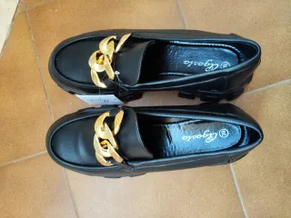 Zapatos negros con cadena dorada