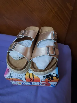 Sandalias plataforma doradas con hebilla