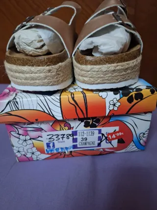 Sandalias plataforma doradas con hebilla