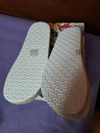 Sandalias plataforma doradas con hebilla