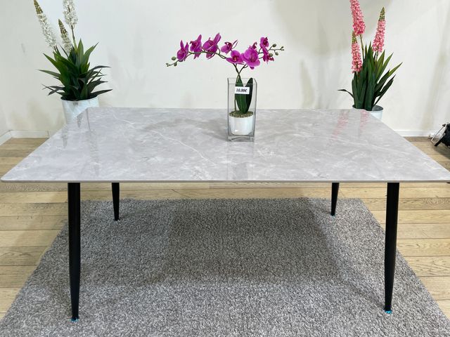 Mesa de Comedor de Cristal Templado con Efecto Mármol y Patas Metálicas