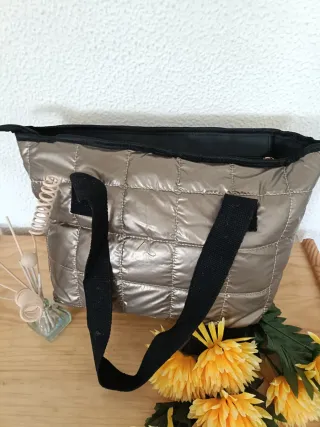 Bolso Tote Acolchado Dorado y Negro