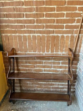 Estantería de madera marrón
