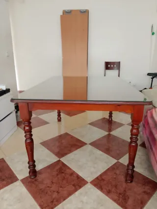 Mesa de comedor de madera y cristal