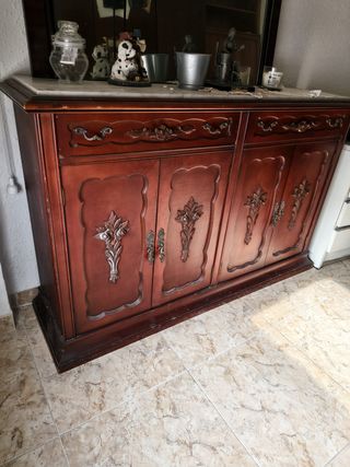 Recibidor de madera con mármol