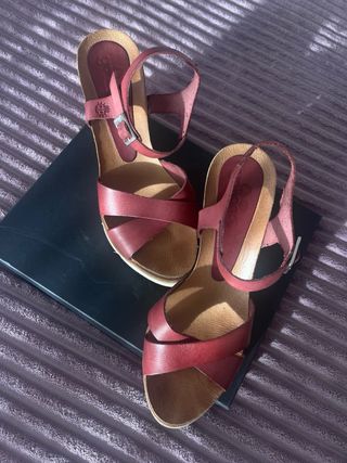 Sandalias cuña cuero