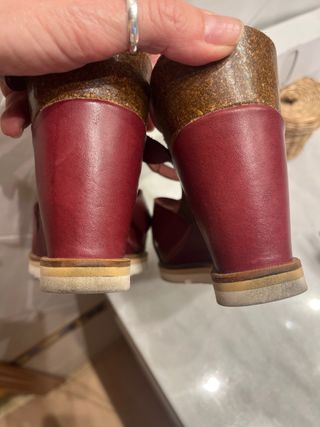 Sandalias cuña cuero