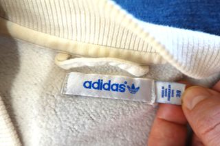 Chaqueta Adidas Beige con Pedrería Dorada