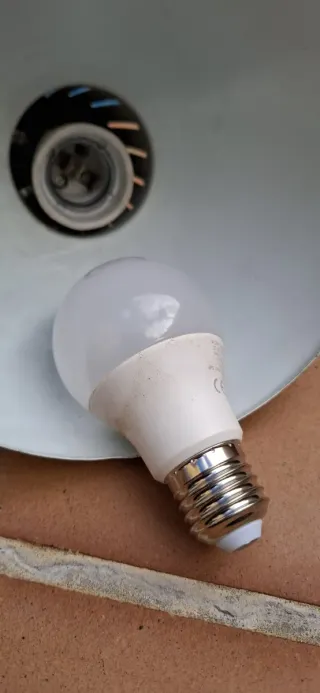 Flexo de metal blanco