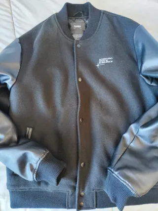 Chaqueta bomber Pull&Bear piel sintética negra