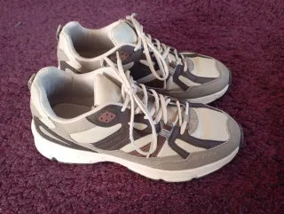 Tenis casuales beige y grises