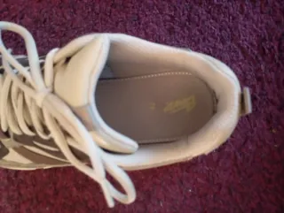 Tenis casuales beige y grises