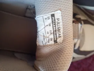 Tenis casuales beige y grises