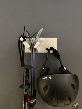 Soporte vertical esquís, bastones y casco