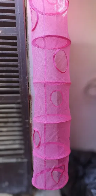 Colgador de tela rosa con compartimentos